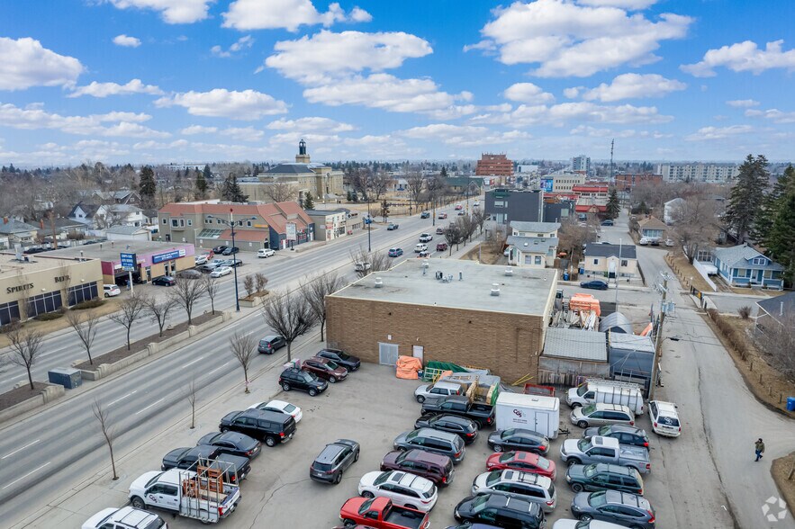 321 16 Ave NW, Calgary, AB à vendre - Photo du bâtiment - Image 3 de 4