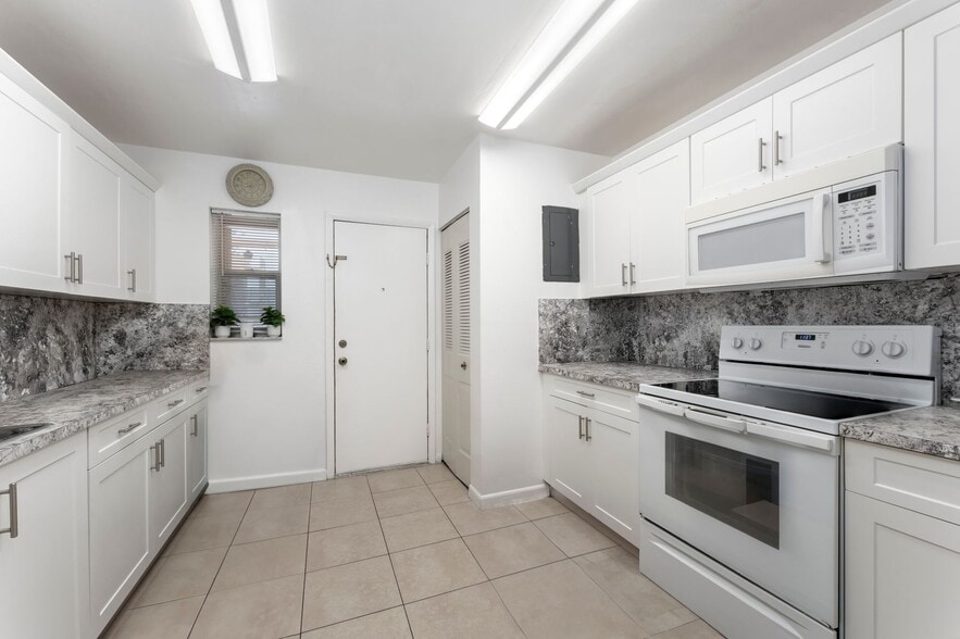 Four Residential Condo Investment Sale portfolio of 3 properties for sale on LoopNet.ca - Interior Photo - Image 2 of 29
