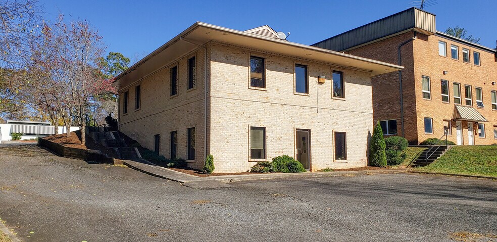 1949 Thomson Dr, Lynchburg, VA à louer - Photo du bâtiment - Image 3 de 10