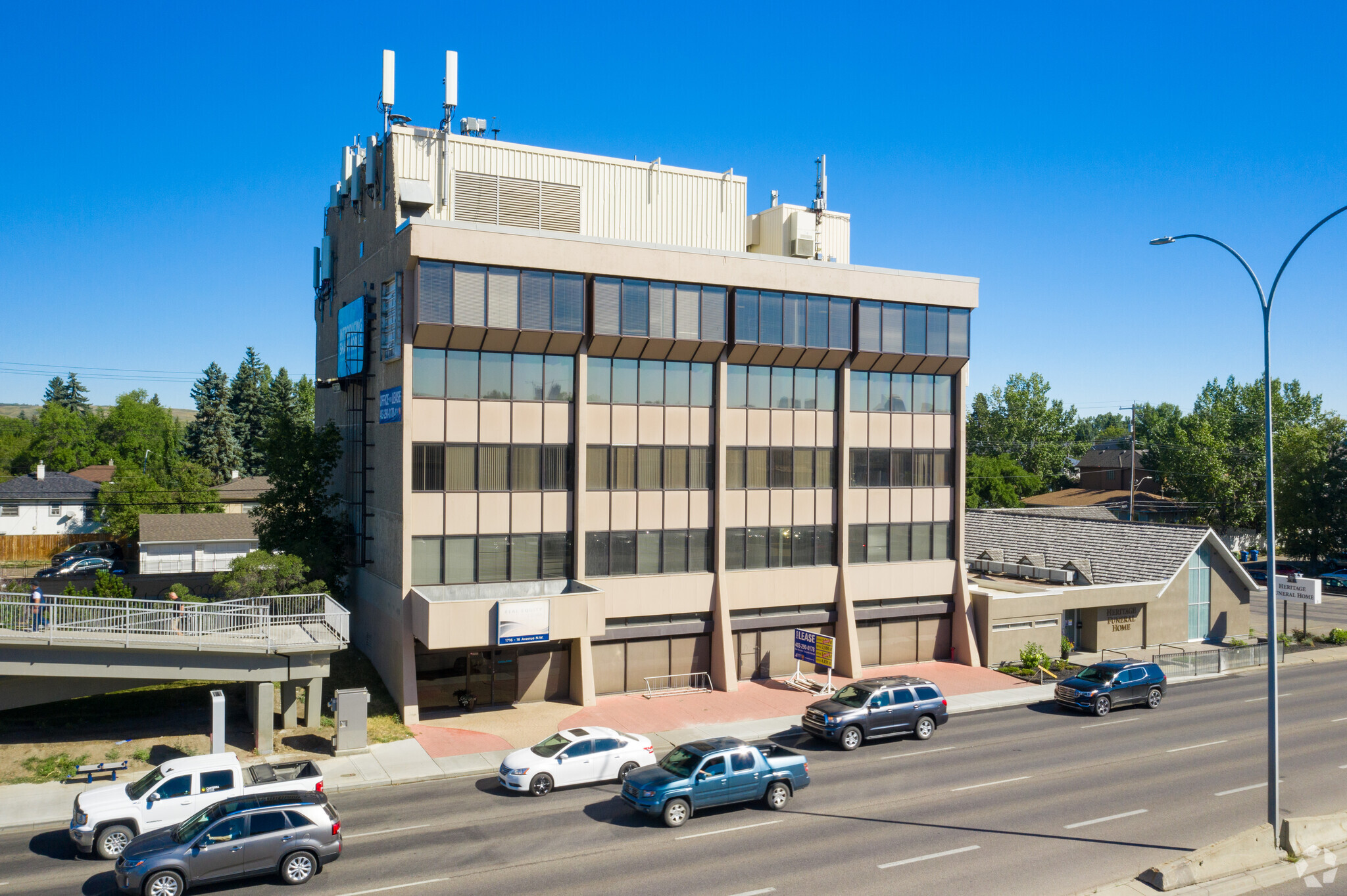 1716 16th Ave NW, Calgary, AB à vendre Photo du b timent- Image 1 de 1