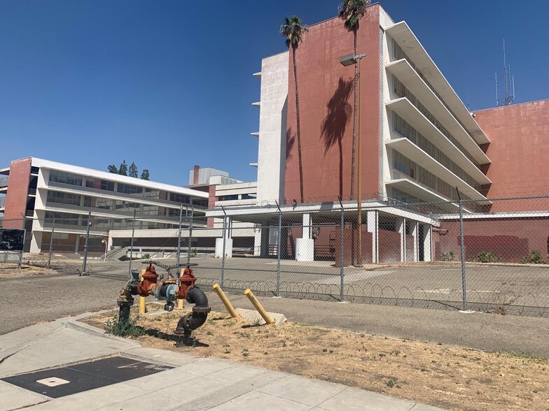 445 S Cedar Ave, Fresno, CA à louer - Photo du bâtiment - Image 2 de 7