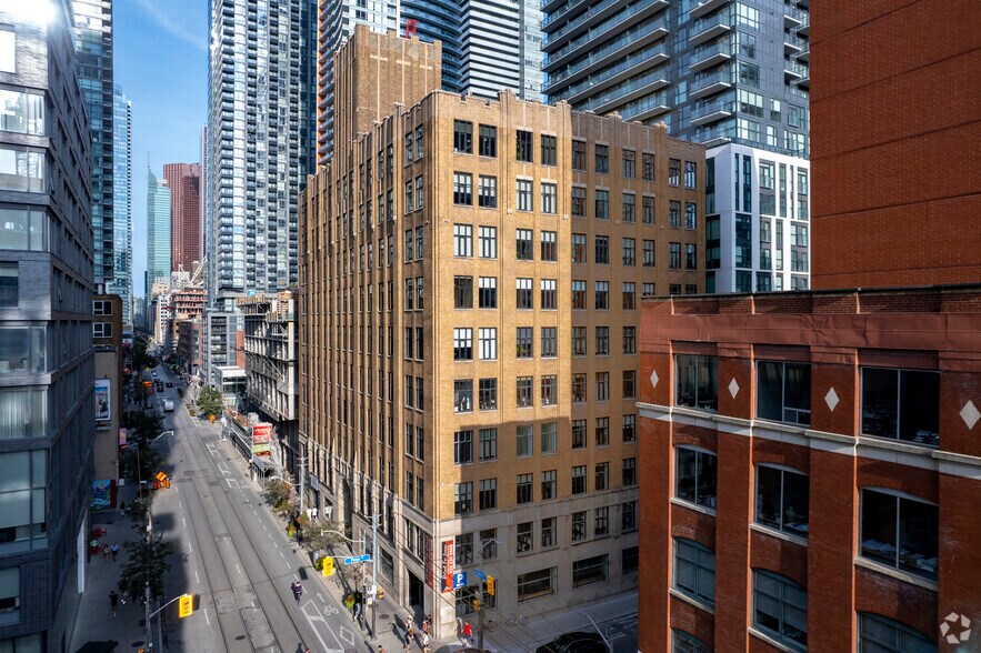 317 Adelaide St W, Toronto, ON à louer - Photo du bâtiment - Image 1 de 5