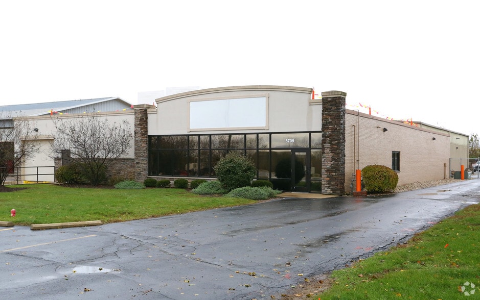 8709 Pyott Rd, Lake In The Hills, IL for lease - Primary Photo - Image 1 of 15