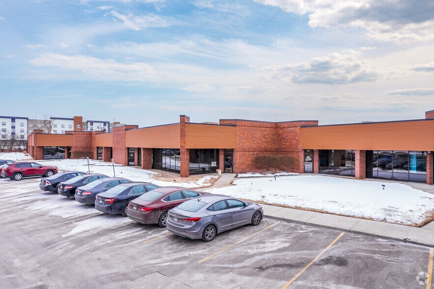 200 N Patrick Blvd, Brookfield, WI à louer - Photo du bâtiment - Image 2 de 6