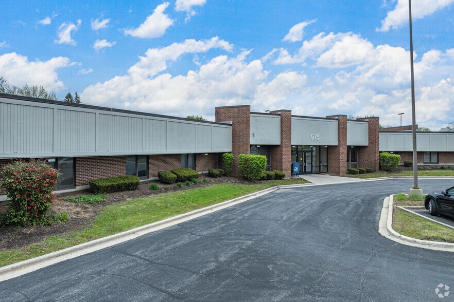 975 E Nerge Rd, Roselle, IL for lease - Primary Photo - Image 1 of 5