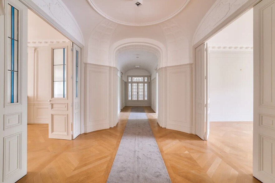 30 Avenue Marceau, Paris for sale - Interior Photo - Image 3 of 9