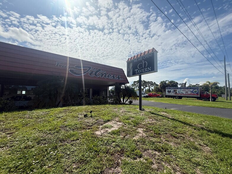 3755 Cape Haze Dr, Rotonda West, FL à louer - Photo du bâtiment - Image 2 de 4