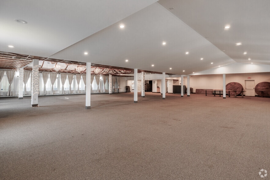 6108 Loomis Rd, Farmington, NY for lease - Interior Photo - Image 3 of 11