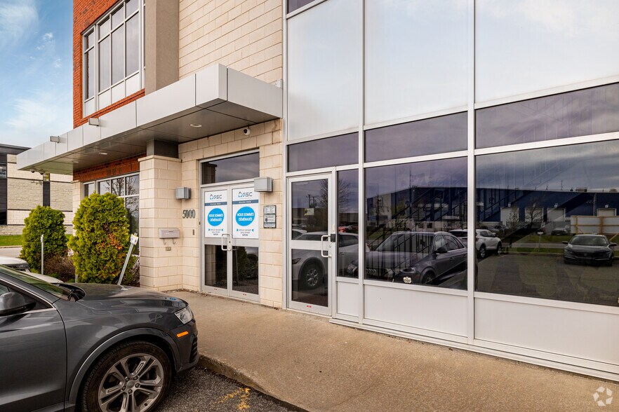 5000 Rue Bernard-Lefebvre, Laval, QC à louer - Photo du bâtiment - Image 3 de 6