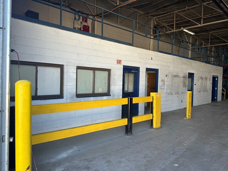 5500 N Lovers Lane Rd, Milwaukee, WI for lease - Building Photo - Image 2 of 8