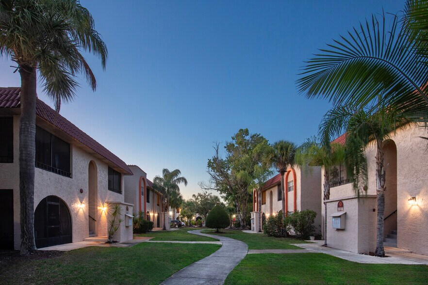 5528 Cinderlane Pky, Orlando, FL à vendre - Photo du bâtiment - Image 1 de 6