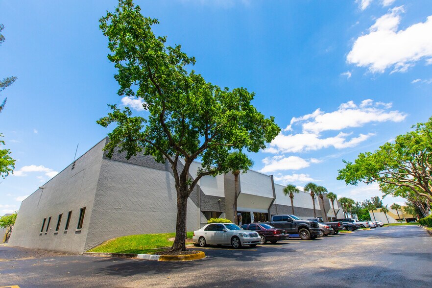 8800-8870 NW 24th Ter, Miami, FL à louer - Photo du bâtiment - Image 3 de 3