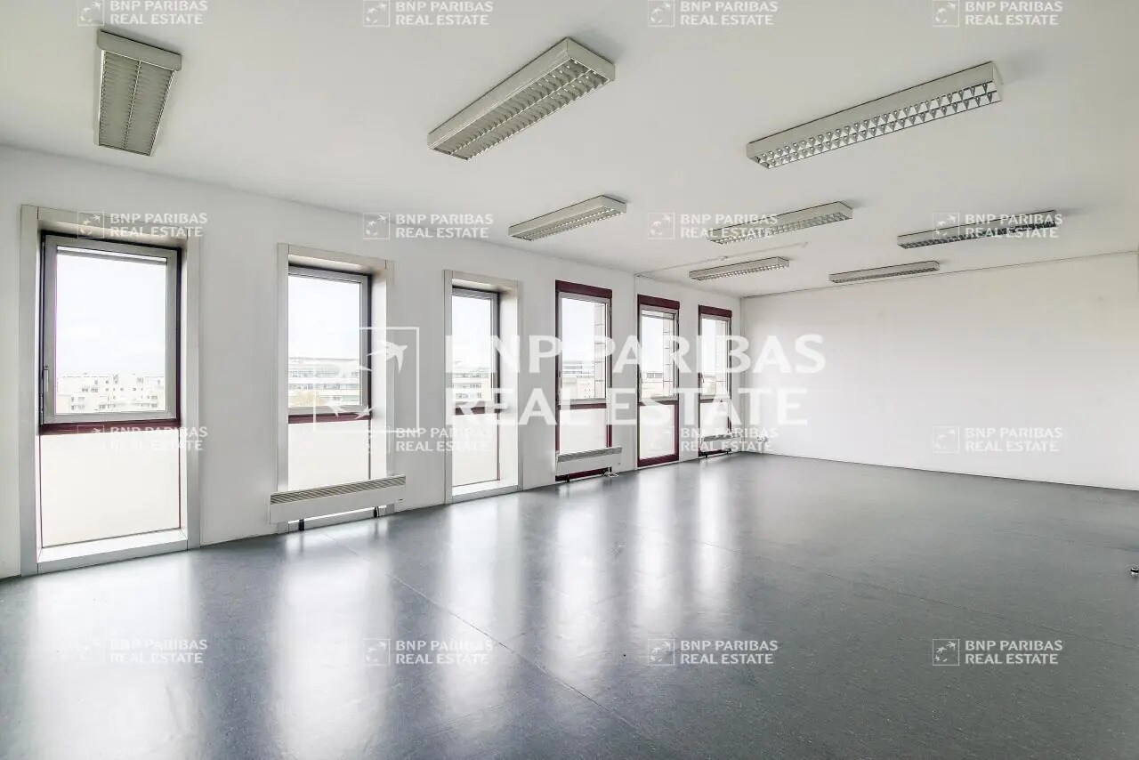 1 Place Charles De Gaulle, Montigny-le-Bretonneux for sale Building Photo- Image 1 of 11