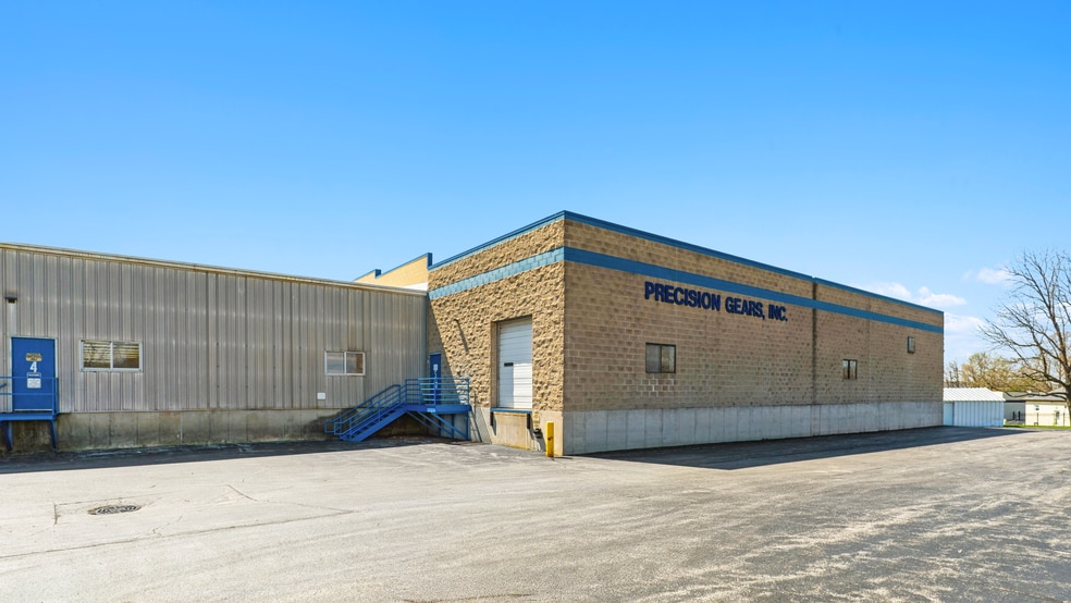 N13W24705 Bluemound Rd, Pewaukee, WI for sale - Building Photo - Image 2 of 2