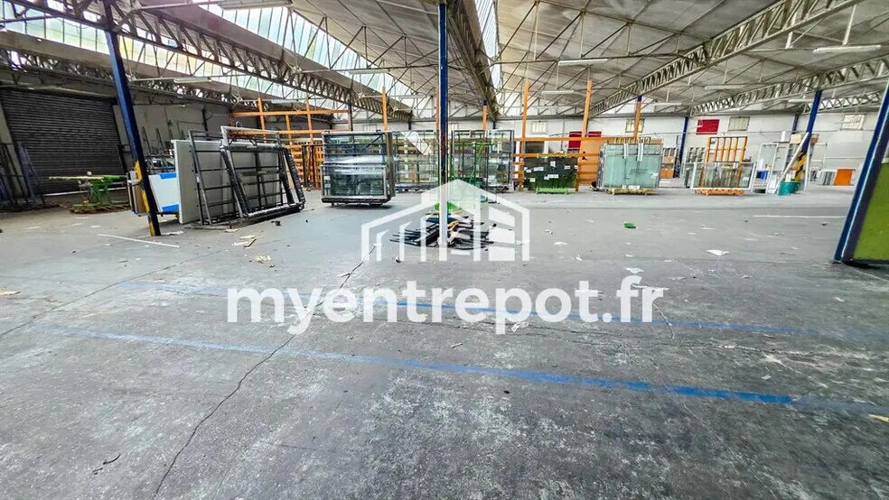 Flex in Marseille for lease - Interior Photo - Image 2 of 9
