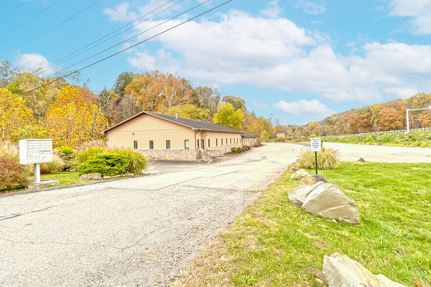 1600 Wildlife Lodge Rd, Lower Burrell, PA à louer - Photo du bâtiment - Image 3 de 38