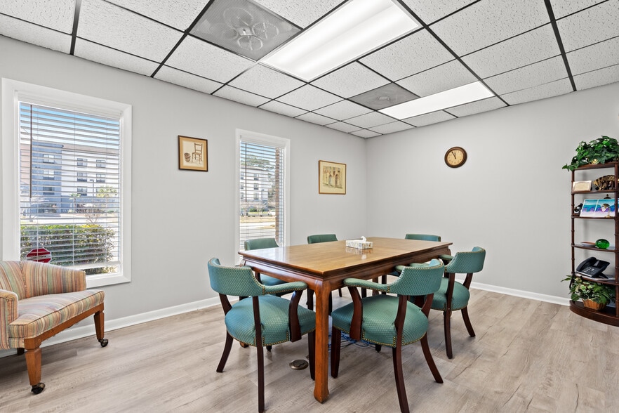 7510 N Forest Dr, North Charleston, SC for sale - Interior Photo - Image 2 of 8