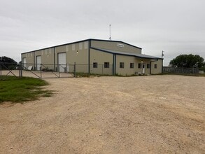 685 Corgey Rd, Pleasanton, TX for lease Interior Photo- Image 1 of 30