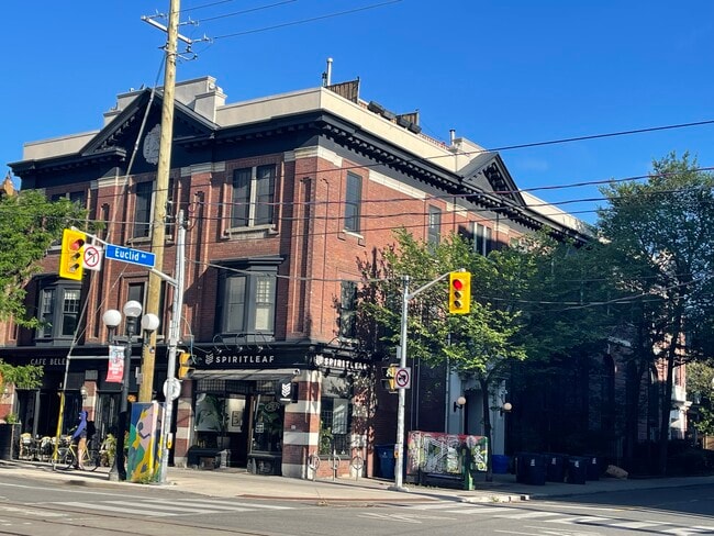 Plus de détails pour 542 College St, Toronto, ON - Commerce de détail à vendre