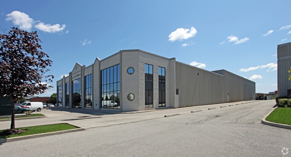 260 Superior Blvd, Mississauga, ON à louer - Photo du bâtiment - Image 2 de 9