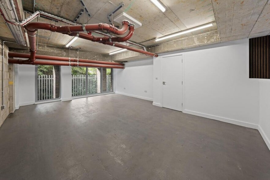 4 Maple Path, London for lease - Building Photo - Image 2 of 50