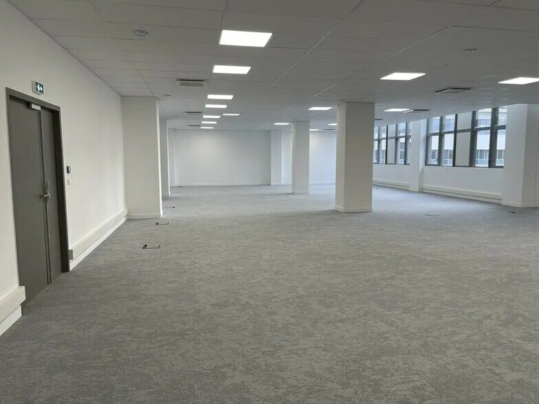 Office in Marseille for lease - Building Photo - Image 2 of 6