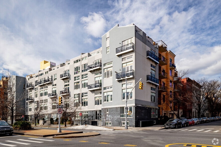 299 McGuinness Blvd, Brooklyn, NY for sale - Primary Photo - Image 1 of 6