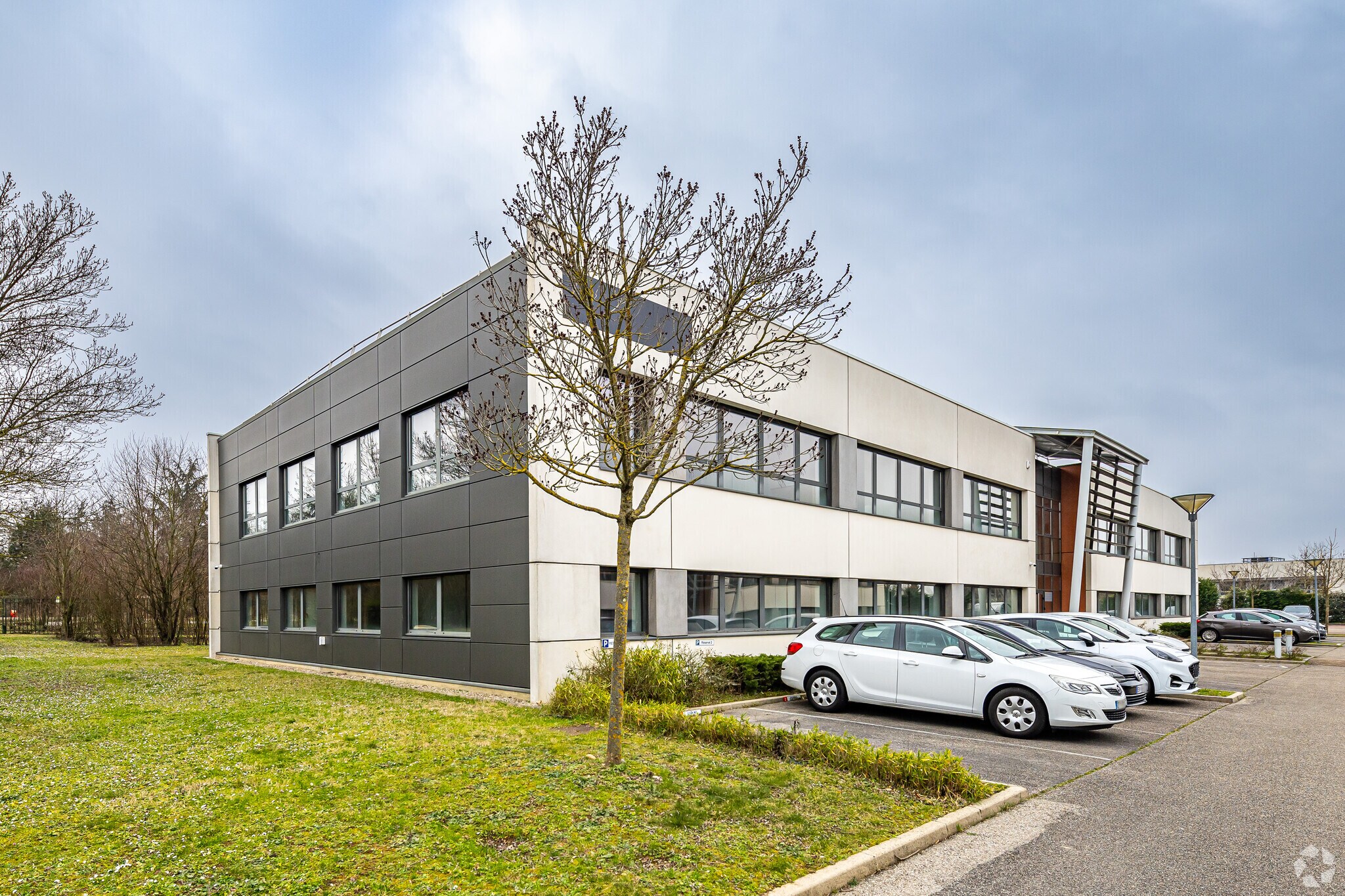 Office in Saint-Priest for lease Primary Photo- Image 1 of 7