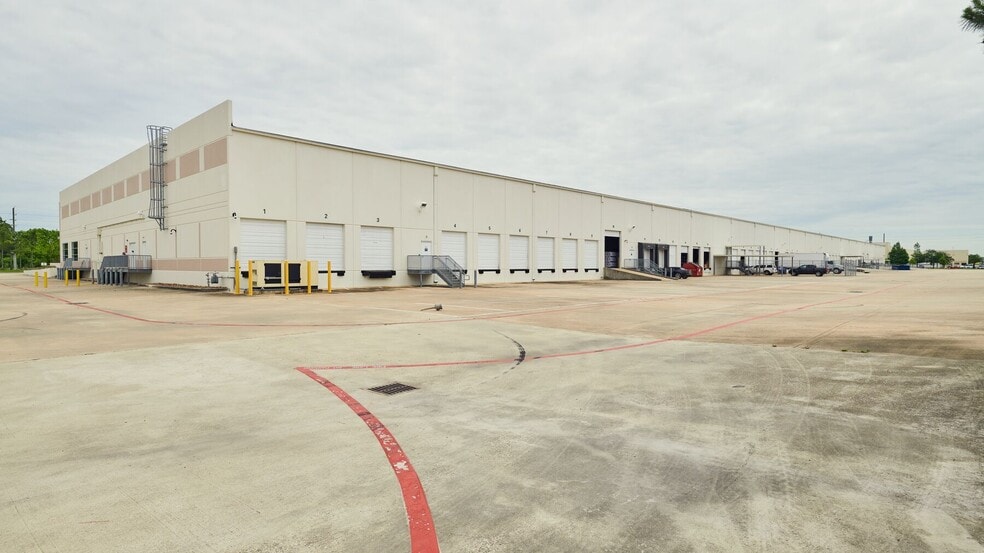10305 Round Up Ln, Houston, TX for lease - Building Photo - Image 2 of 2