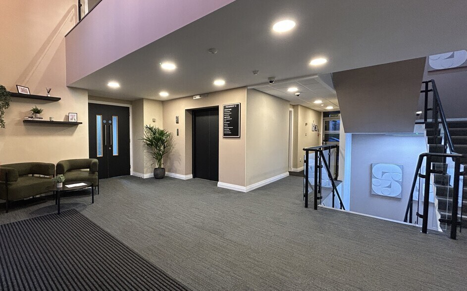 2 Wilmslow Rd, Wilmslow à louer - Photo du bâtiment - Image 2 de 18