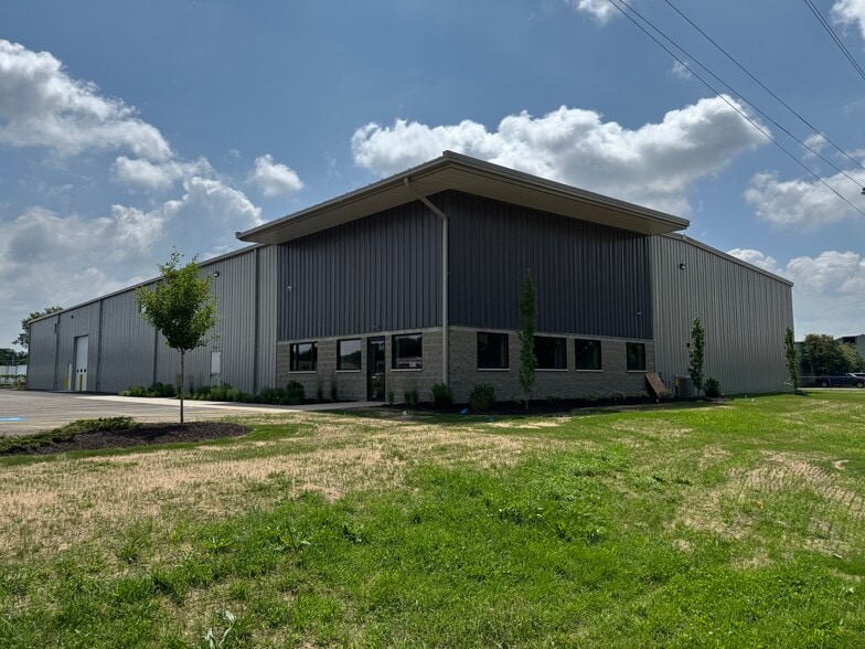 2604 Jeanwood Drive, Elkhart, IN for lease - Building Photo - Image 1 of 7