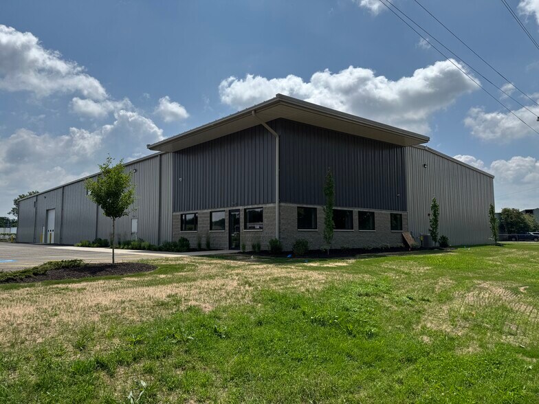 2604 Jeanwood Drive, Elkhart, IN à louer - Photo du bâtiment - Image 1 de 7