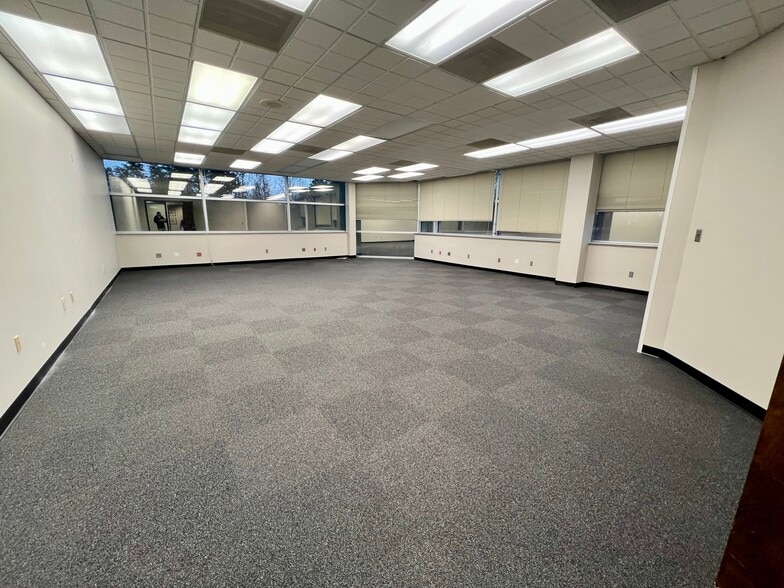 1912 Eastchester Dr, High Point, NC for lease - Interior Photo - Image 2 of 3