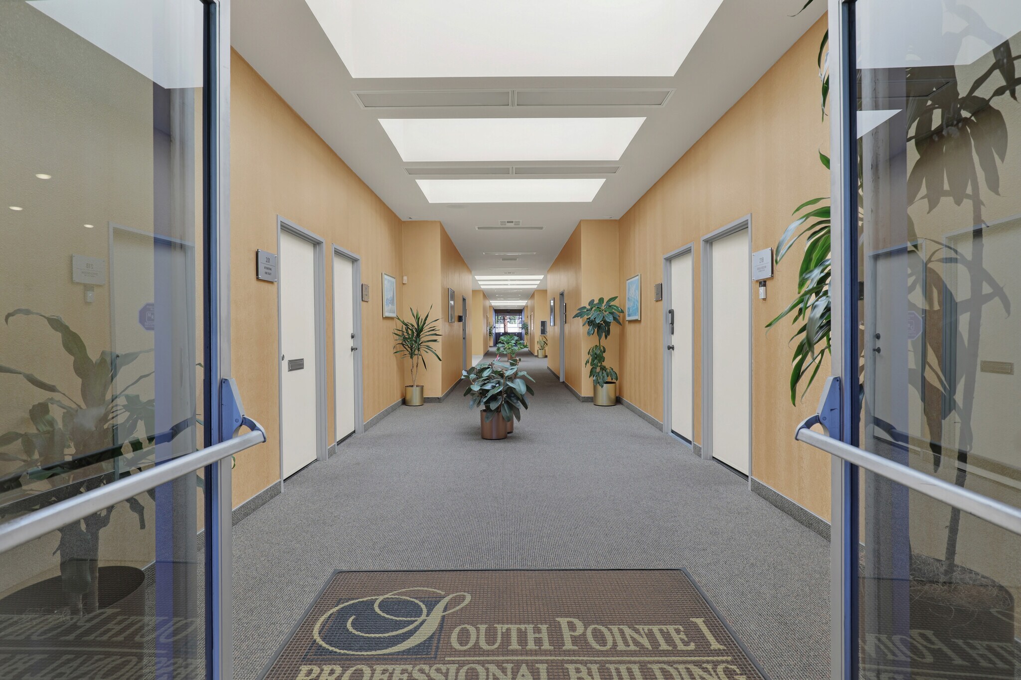 23276 S Pointe Dr, Laguna Hills, CA à louer Photo principale- Image 1 de 11