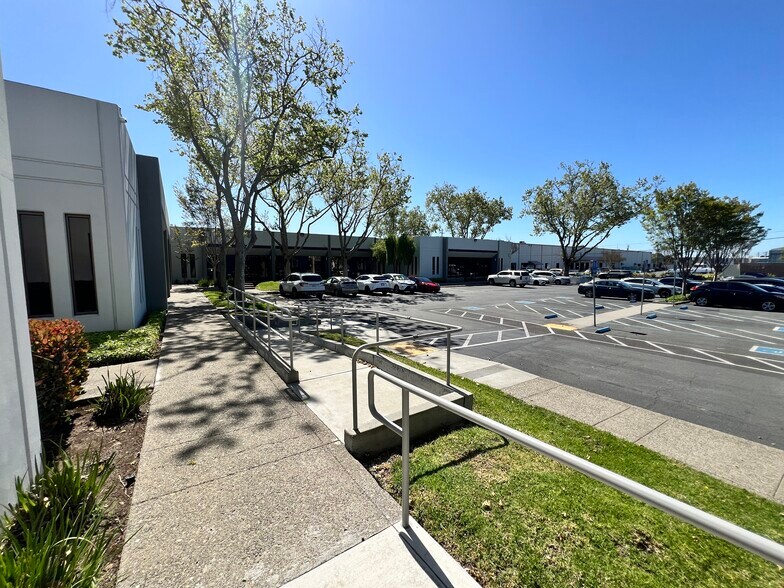 1965-1987 Adams Ave, San Leandro, CA à louer - Photo du bâtiment - Image 2 de 6