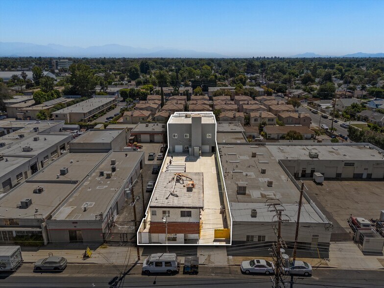 7018 1/2 Darby Ave, Reseda, CA à louer - Photo du bâtiment - Image 3 de 16