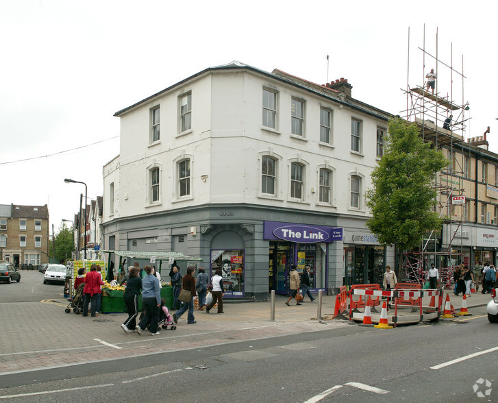 81-83 High Rd, Londres à vendre - Photo du bâtiment - Image 2 de 9