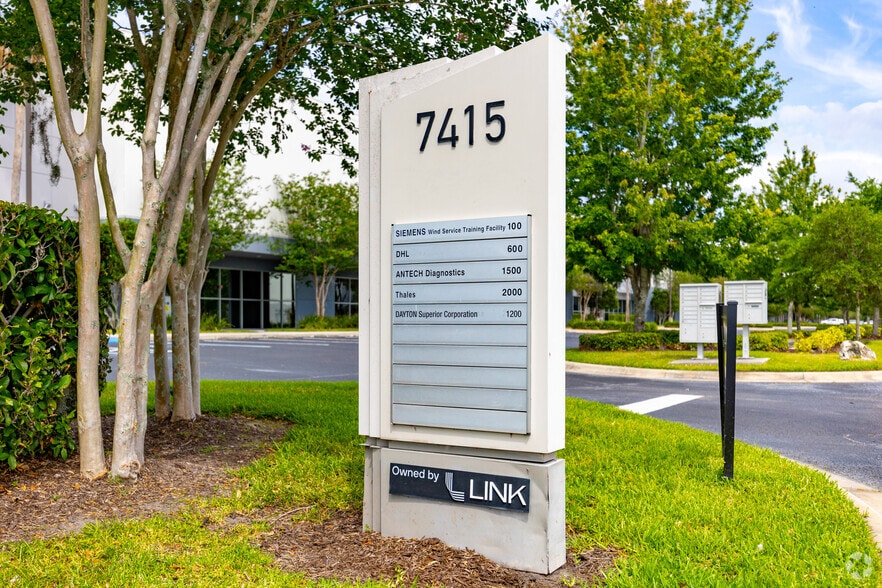 7415 Emerald Dunes Dr, Orlando, FL for lease - Building Photo - Image 2 of 5