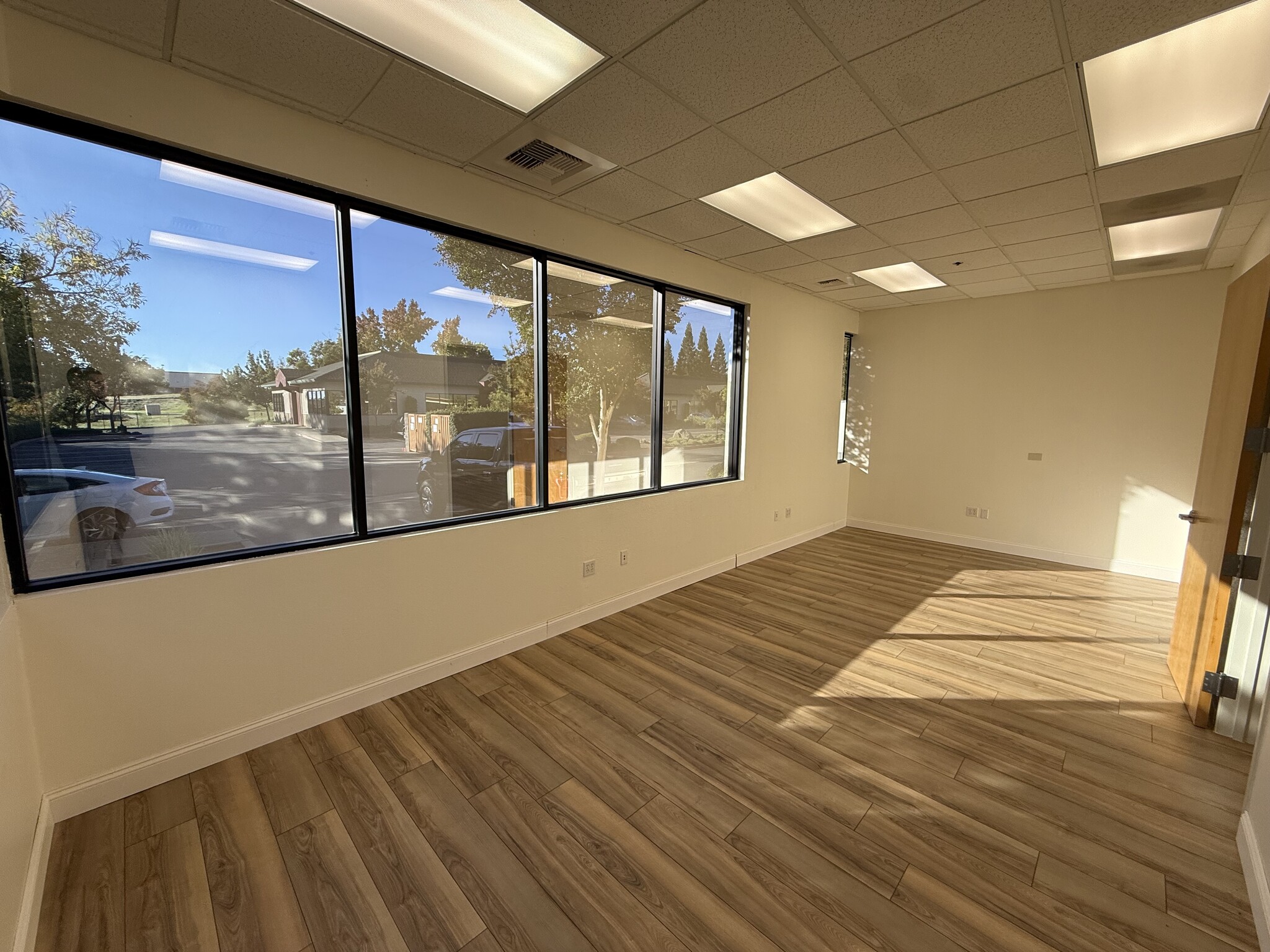 1037 Suncast Ln, El Dorado Hills, CA for lease Interior Photo- Image 1 of 4