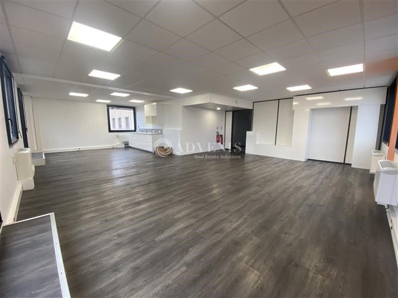 Office in Guyancourt for lease Interior Photo- Image 1 of 6