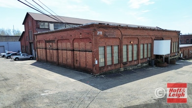211 Wetmore Ave SE, Massillon, OH for lease Interior Photo- Image 2 of 6