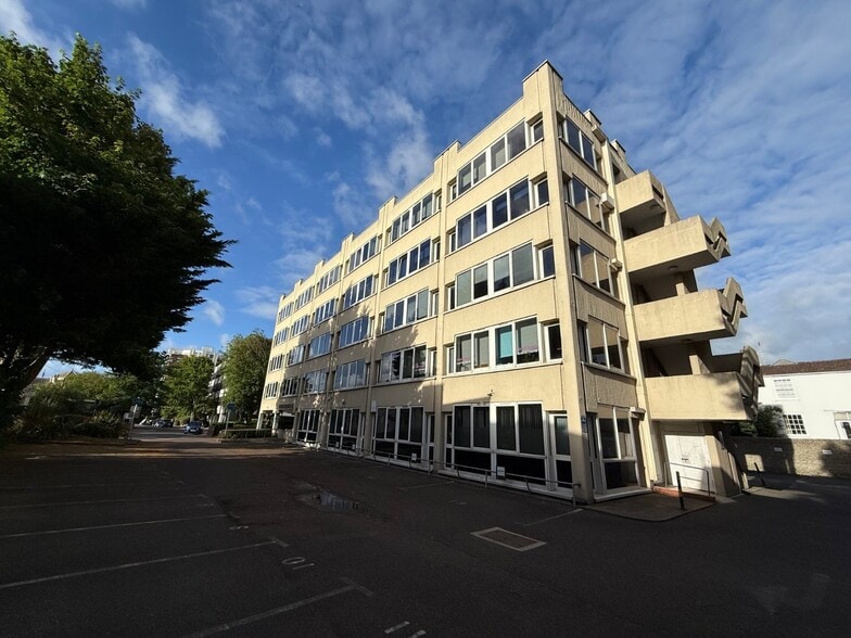 11 Liverpool Gdns, Worthing for lease - Building Photo - Image 2 of 11