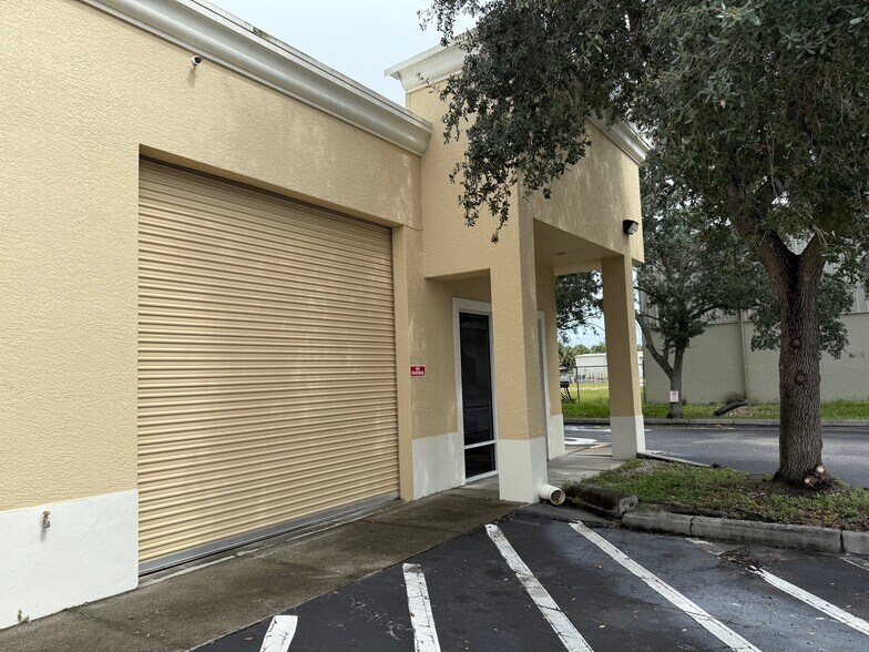3894 Mannix Dr, Naples, FL à louer - Photo du bâtiment - Image 2 de 10
