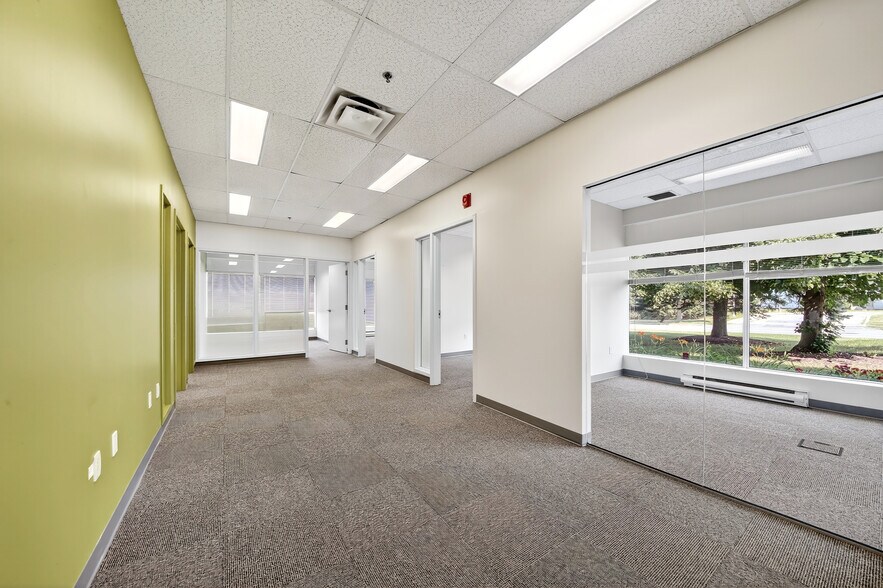 7210-7220 Rue Frederick-Banting, Saint-Laurent, QC à louer - Photo du bâtiment - Image 2 de 16