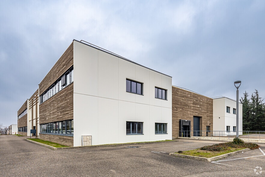 Flex in Saint-Priest for sale - Building Photo - Image 2 of 2