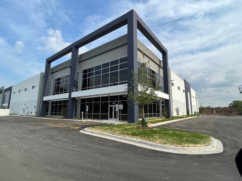 75 NW Point Blvd, Elk Grove Village, IL for lease - Building Photo - Image 1 of 4