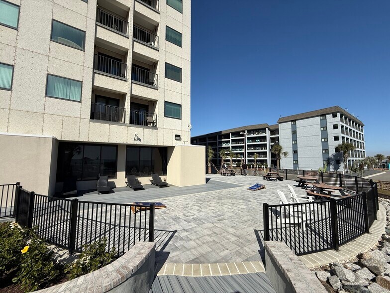 5905 S Kings Hwy, Myrtle Beach, SC à louer - Photo du bâtiment - Image 3 de 9