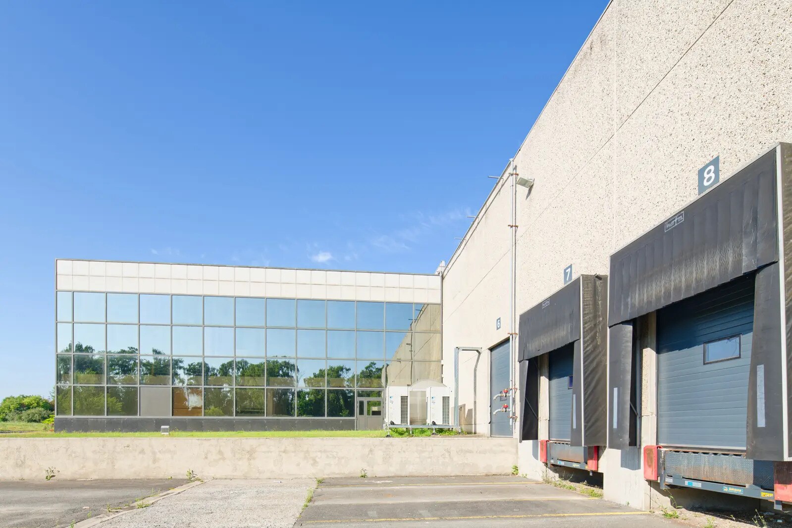 Industrial in Templemars for lease Building Photo- Image 1 of 4