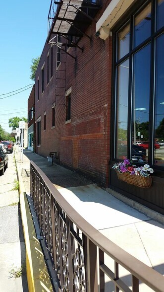 700 S Main St, Elkhart, IN à louer - Photo du bâtiment - Image 2 de 12