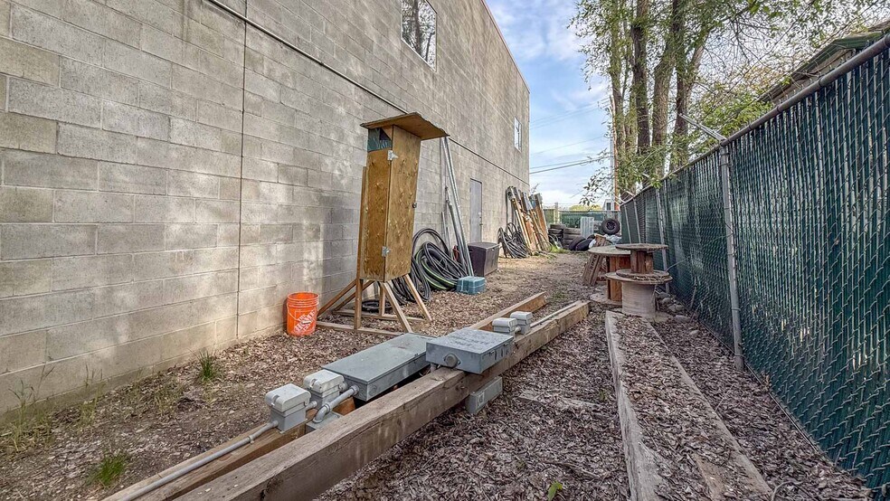 Unit #12 & 13, 727 Stremel Road, Kelowna portefeuille de 2 propriétés à vendre sur LoopNet.ca - Photo du bâtiment - Image 3 de 16
